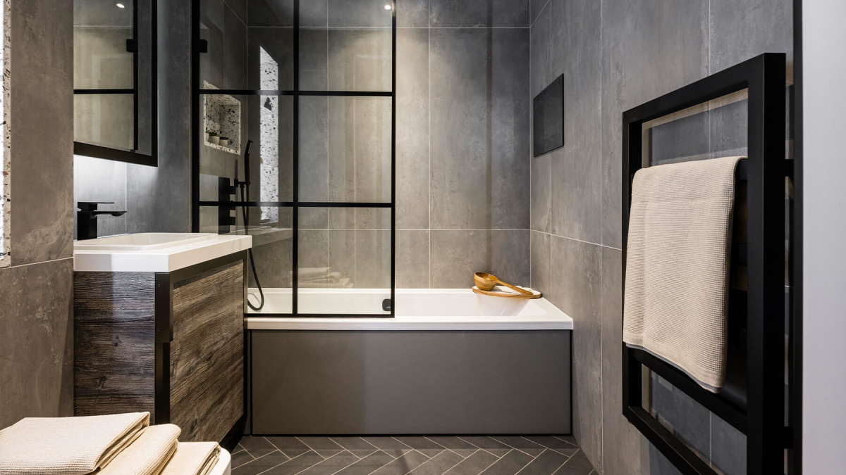 Family bathroom at Apartment 2808 The Stage, ©Galliard Homes.