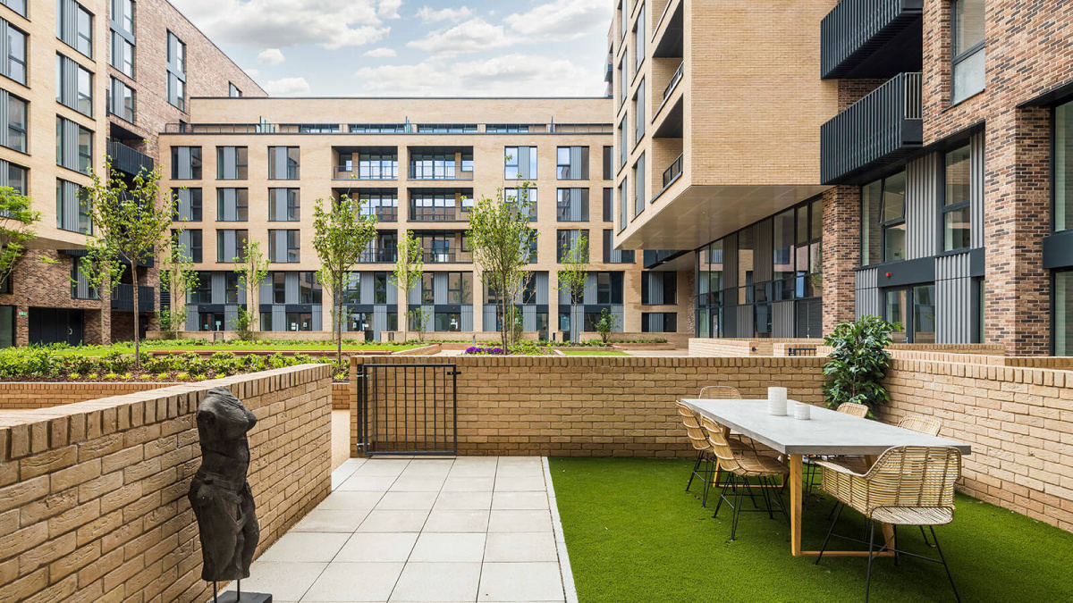 Private garden at a Wimbledon Grounds duplex ©Galliard Homes.